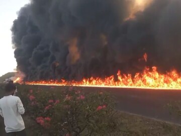 हॉलिवूडच्या सिनेमासारखी बीडमध्ये दुर्घटना, बर्निंग टँकर अन् रस्त्यावर आगच आग...