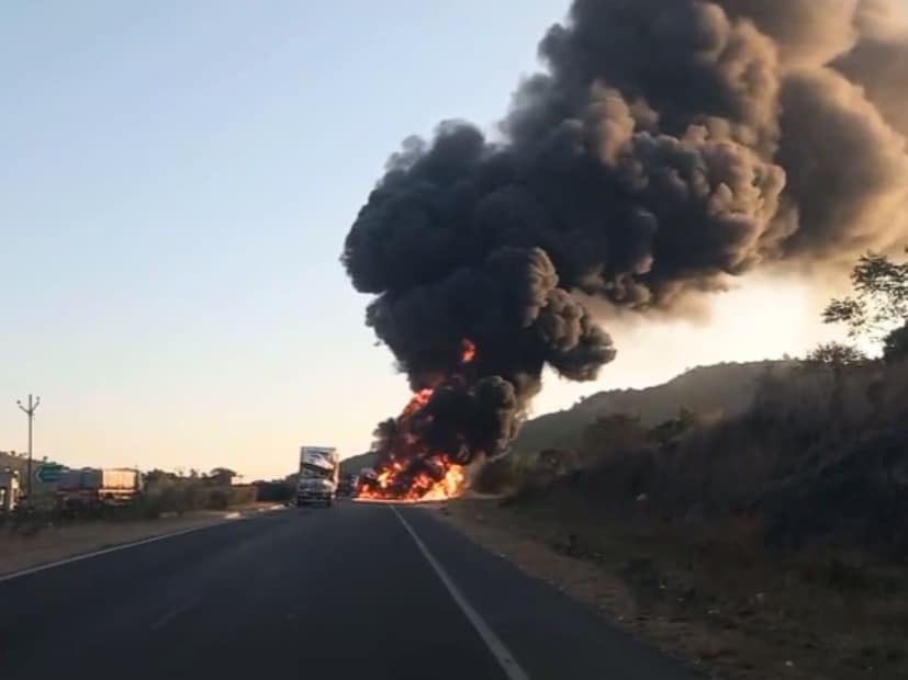 सोलापूर- धुळे राष्ट्रीय महामार्गावर बीडच्या मांजरसुंबा घाटात दुपारच्या सुमारास ही घटना घडली. महामार्गावरून जात असताना अचानक एक डिझेलचा टँक पलटी झाला.