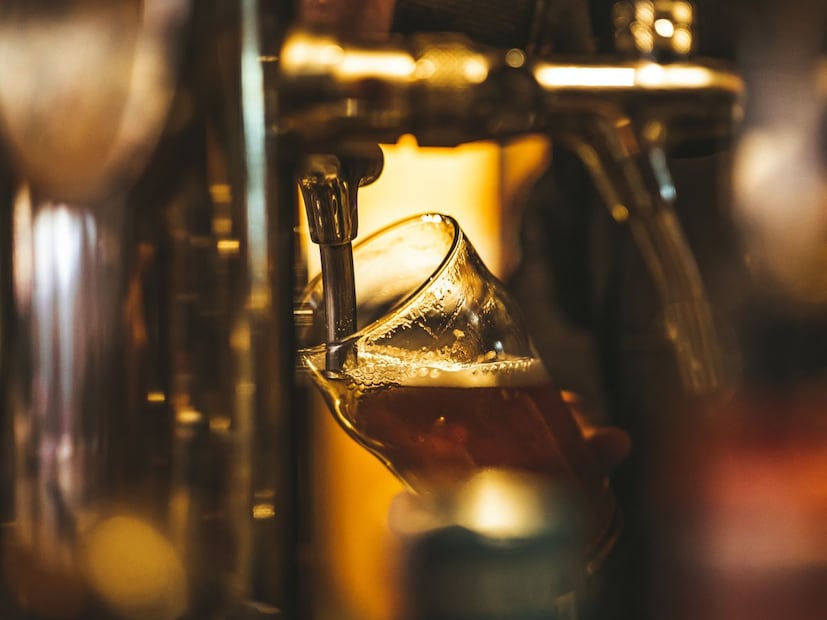 वजन नियंत्रित ठेवण्यासाठी काय खावे? (What to Eat Instead?)-बिअर प्यायल्यानंतरही वजन नियंत्रणात ठेवण्यासाठी खालील पर्याय निवडा:
-प्रथिनेयुक्त स्नॅक्स: भाजलेले चणे, ग्रील्ड चिकनचे छोटे तुकडे, पनीर टिक्का (तेल नसलेला). प्रथिने तुम्हाला पोट भरल्याची जाणीव देतात.
-सॅलड्स किंवा भाज्या: कमी तेल असलेले सॅलड्स किंवा कच्च्या भाज्या (उदा. काकडी, गाजर) खा.
-भरपूर पाणी: बिअर संपल्यानंतर आणि झोपण्यापूर्वी भरपूर पाणी प्या. यामुळे चयापचय (Metabolism) प्रक्रिया सुधारते आणि निर्जलीकरण कमी होते.