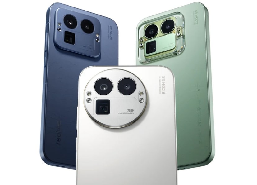 Realme GT 8 Pro – Ricoh कॅमेरा मॅजिकसह एक सरप्राईज पॅकेज : या वर्षीचा सर्वात मोठा कॅमेरा सरप्राईज Realme GT 8 Pro होता, ज्यामध्ये रिको जीआर कॅमेरा ब्रँडच्या सहकार्याने फिल्म सिम्युलेशन आहेत. 40mm आणि 28mm सारखे फोकल लेंथ मोड फोटोंना विंटेज फिल्म-एस्कमध्ये रूपांतरित करतात. पॉझिटिव्ह फिल्म, निगेटिव्ह फिल्म आणि हाय-कॉन्ट्रास्ट ब्लॅक अँड व्हाइट सारखे मोड फोटो क्लिक करणे सोपे करतात. फोनमध्ये लॉग व्हिडिओ रेकॉर्डिंग देखील आहे. ज्यामुळे व्हिडिओ एडिटिंग सोपे होते. हा फोन त्यांच्यासाठी आहे ज्यांना क्रिएटिव्हिटी आणि त्यांच्या फोटोंमध्ये एक यूनिक लूक हवा आहे.