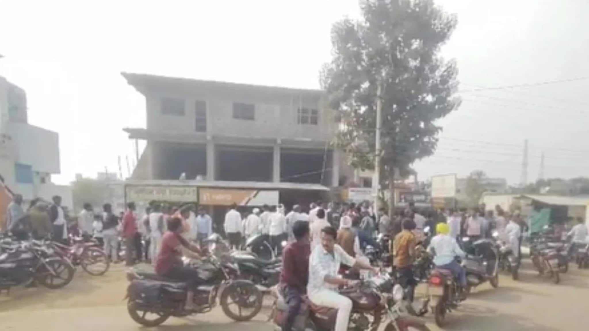 भंडाऱ्यातील दवाखान्यात तुफान राडा, पाच जणांनी घुसून दोघाना दगड-काठ्यांनी मारलं,न