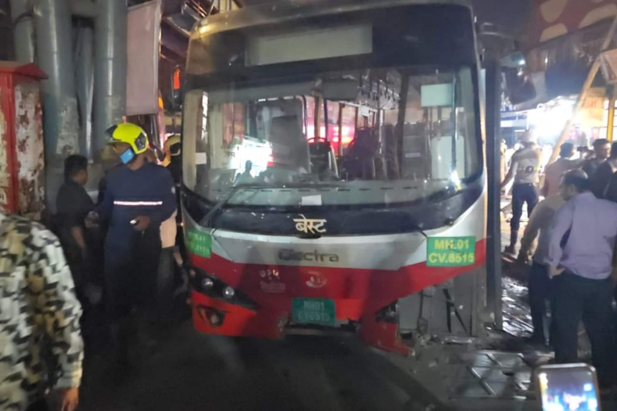 रांगेत उभ्या असलेल्या प्रवाशांनाच बेस्ट बसने चिरडलं, घटनास्थळाचा पहिला VIDEO