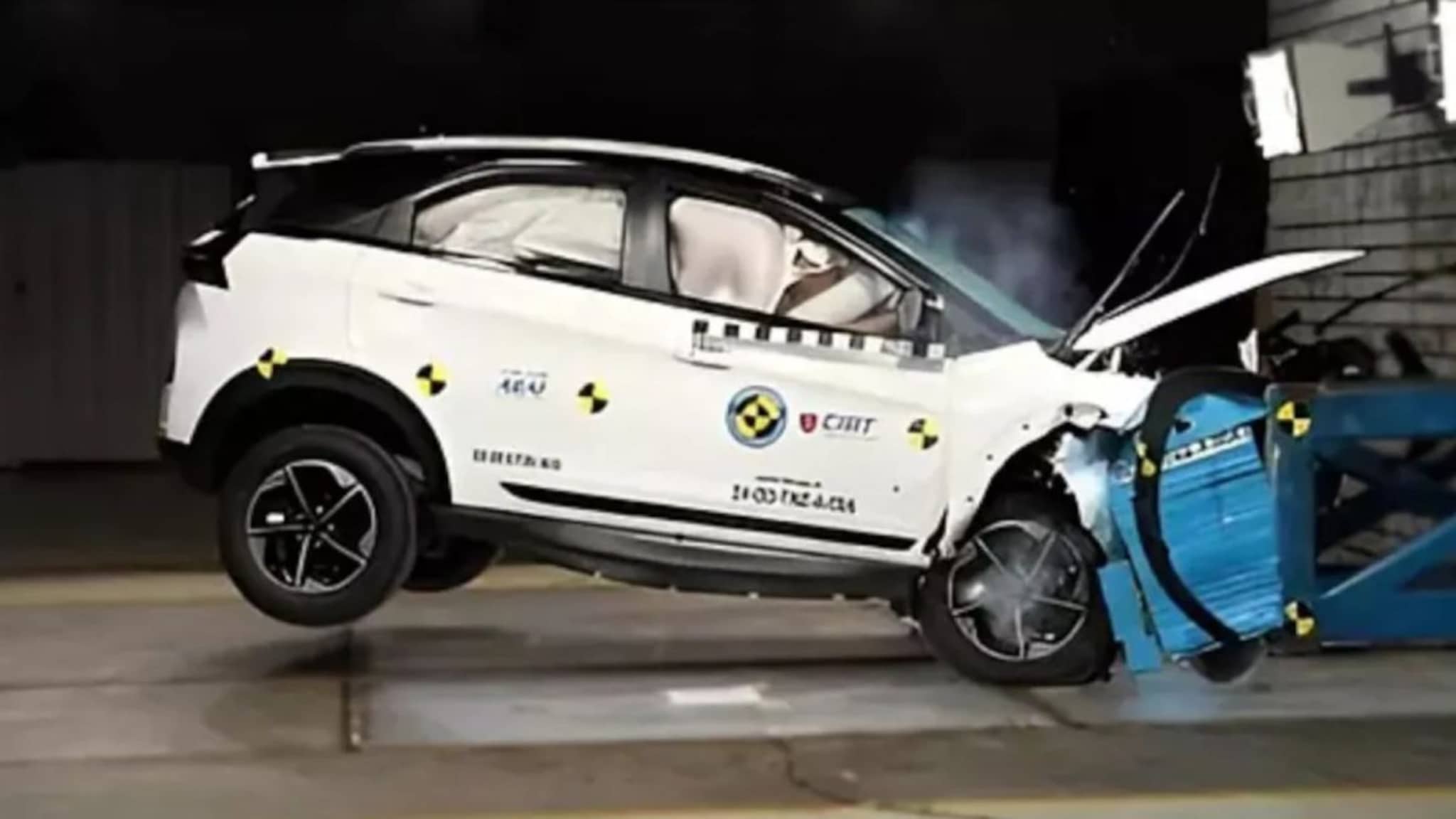 टँकसारख्या मजबूत आणि दणकट, डोळे झाकून घेता येईल अशा सेफ्टी 5 SUV, किंमतही कमी