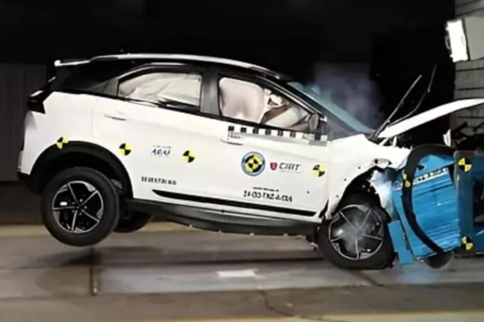 टँकसारख्या मजबूत आणि दणकट, डोळे झाकून घेता येईल अशा सेफ्टी 5 SUV, किंमतही कमी टँकसारख्या मजबूत आणि दणकट, डोळे झाकून घेता येईल अशा सेफ्टी 5 SUV, किंमतही कमी