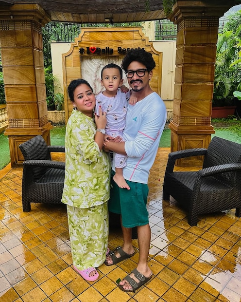 मुंबई: टीव्ही विश्वातील लाफ्टर क्वीन भारती सिंग दुसऱ्यांदा आई झाली आहे. १९ डिसेंबर २०२५ रोजी ३८ व्या वर्षी भारतीने एका गोंडस मुलाला जन्म दिला. मोठा मुलगा गोला आता तीन वर्षांचा झाला असतानाच, लिंबाचिया कुटुंबात पुन्हा एकदा लहानग्या पाहुण्याचं आगमन झाले आहे. मुंबई: टीव्ही विश्वातील लाफ्टर क्वीन भारती सिंग दुसऱ्यांदा आई झाली आहे. १९ डिसेंबर २०२५ रोजी ३८ व्या वर्षी भारतीने एका गोंडस मुलाला जन्म दिला. मोठा मुलगा गोला आता तीन वर्षांचा झाला असतानाच, लिंबाचिया कुटुंबात पुन्हा एकदा लहानग्या पाहुण्याचं आगमन झाले आहे.