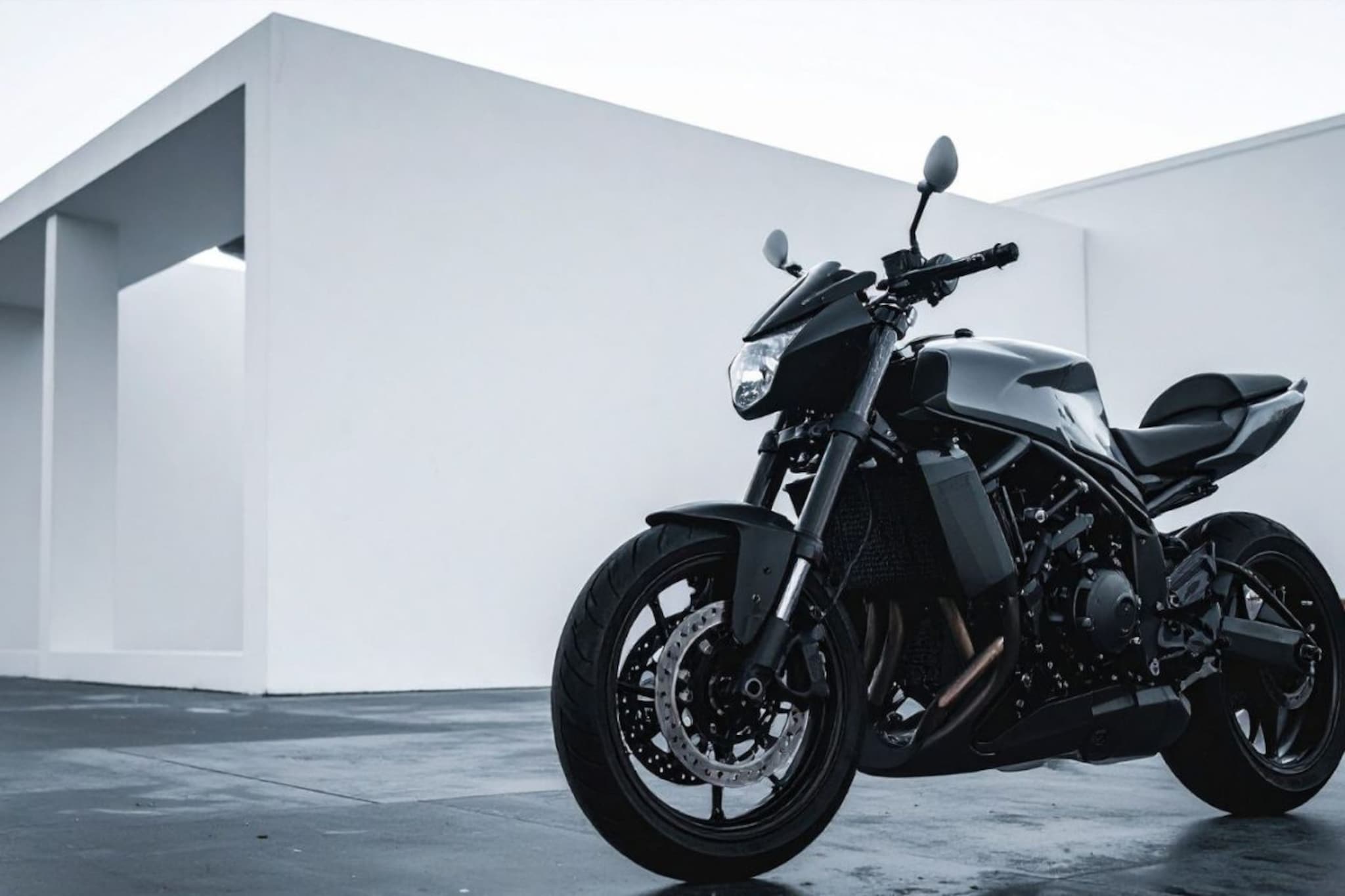 बाईकच्या मागची सीट उंच का असते? स्टाइल नाही यामागे वेगळंच कारण बाईकच्या मागची सीट उंच का असते? स्टाइल नाही यामागे वेगळंच कारण