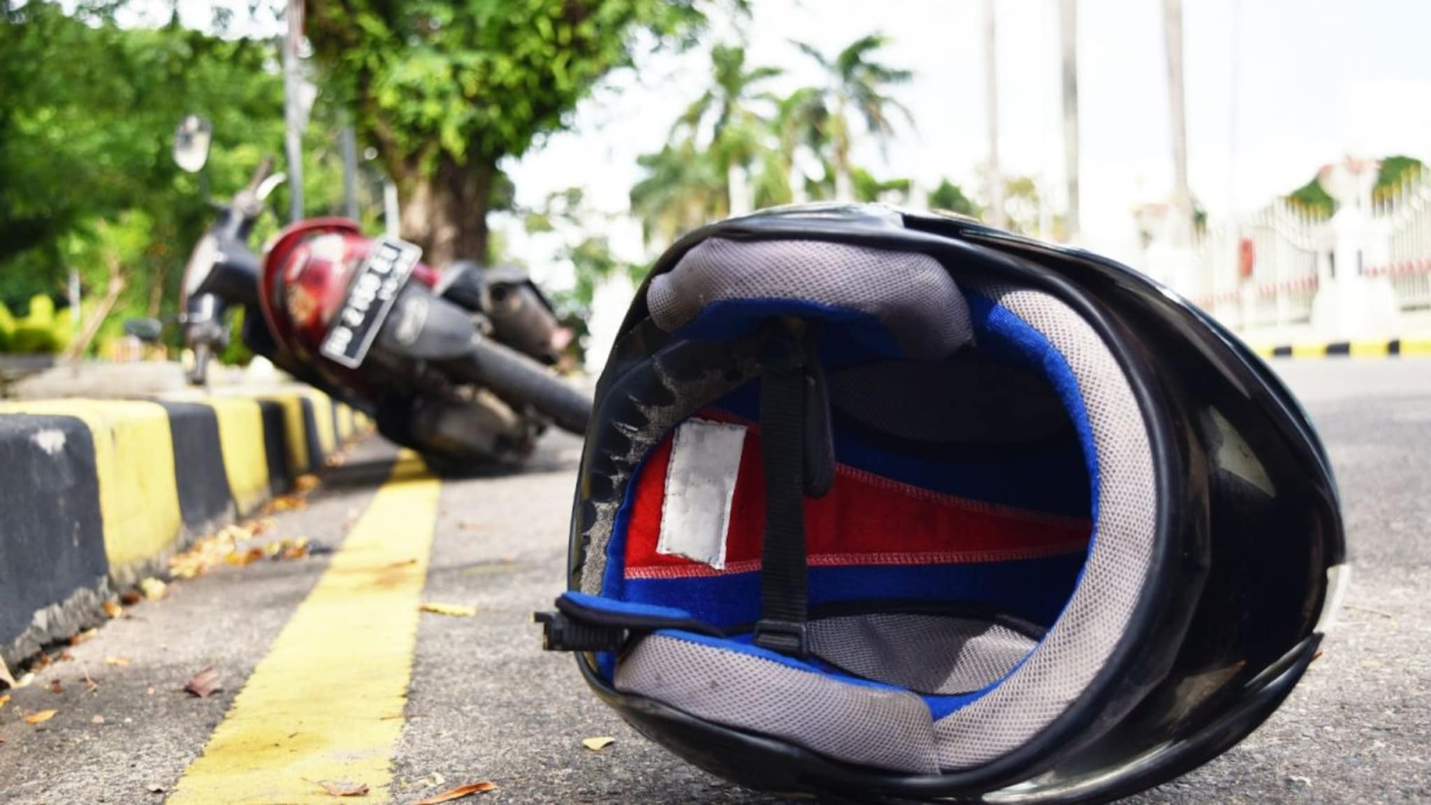 Bridge Accident : एक्सिडंट आणि 20 फूट खाली पडली बाईक आणि.... उंच पुलावर झालेल्या अपघातात घडला चमत्कार