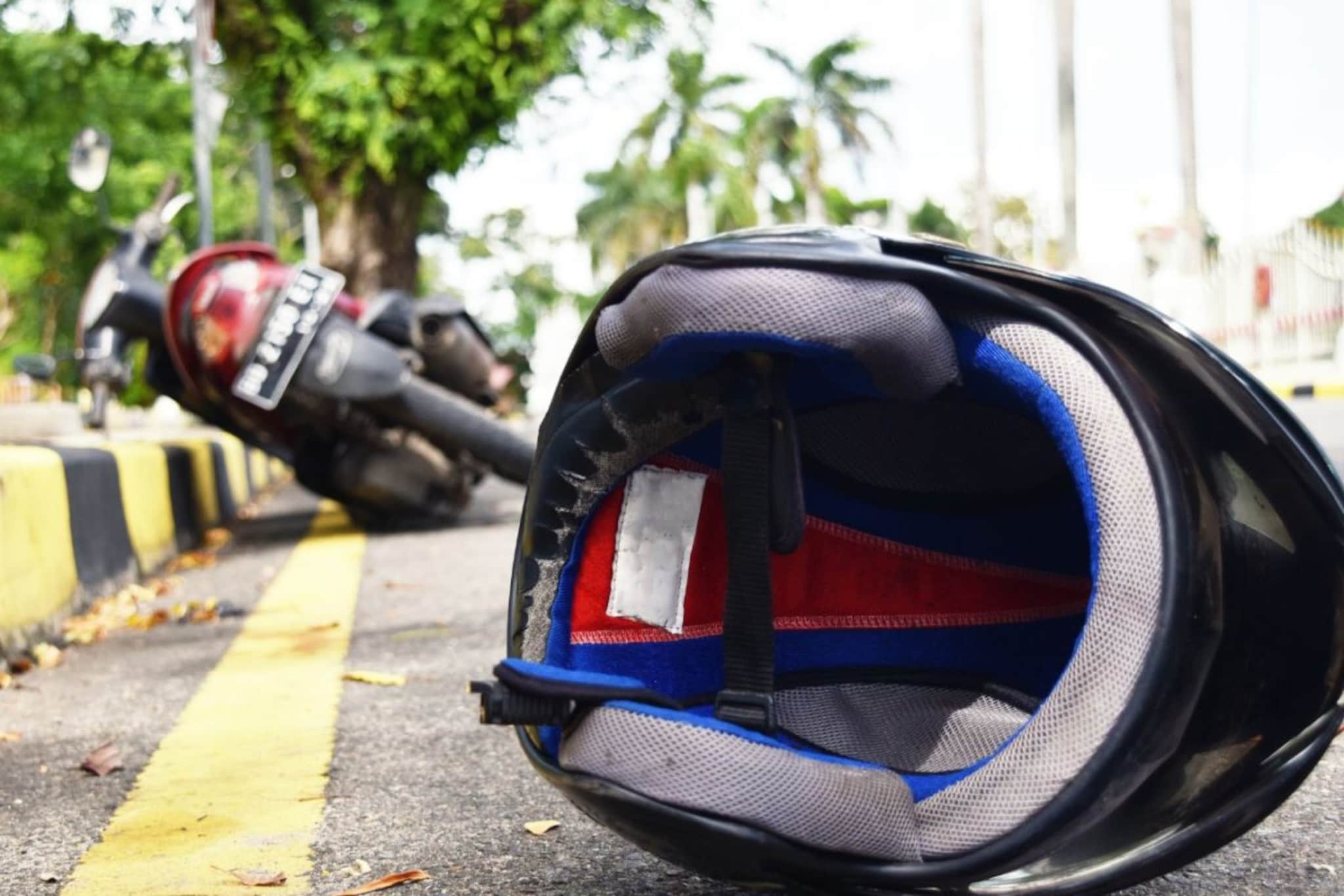 एक्सिडंट आणि 20 फूट खाली पडली बाईक आणि.... उंच पुलावर झालेल्या अपघातात चमत्कार