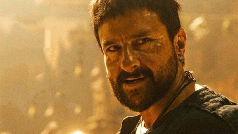 सैफ अली खान: आतापर्यंत सोफेस्टिकेटेड आणि रोमँटिक हिरो म्हणून ओळखल्या जाणाऱ्या सैफ अली खानने 'ओमकारा' मध्ये साकारलेला धूर्त 'लंगडा त्यागी' आजही प्रेक्षकांच्या लक्षात आहे. या भूमिकेने त्याला केवळ गंभीर अभिनेता म्हणून सिद्ध केले नाही, तर त्याला राष्ट्रीय पुरस्कारही मिळवून दिला.