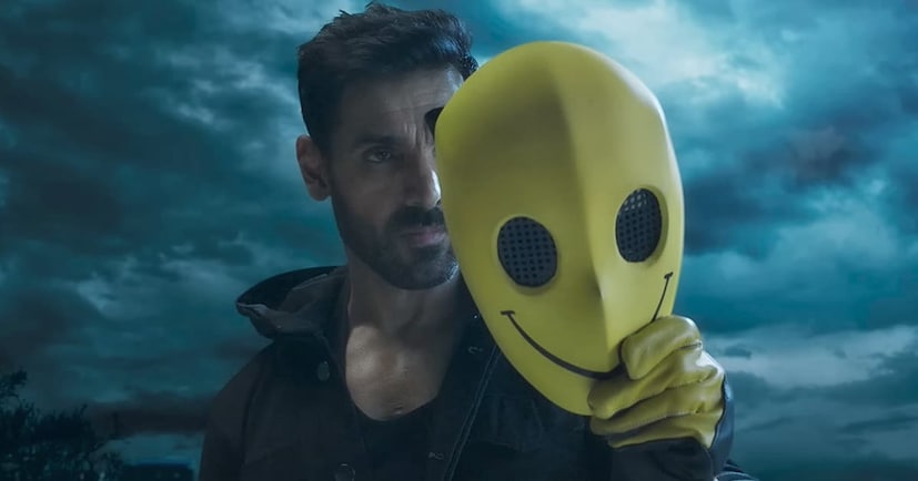 जॉन अब्राहम: मॉडेलिंगमधून अभिनयात आलेल्या जॉन अब्राहमला खरी ओळख मिळाली ती २००४ च्या 'धूम' मधून! 'कबीर शर्मा' नावाचा स्टायलिश आणि चाणाक्ष चोर म्हणून तो प्रेक्षकांना इतका आवडला की, जॉनचा करिअरचा आलेखच वाढला आणि तो अॅक्शन हिरो म्हणून लोकप्रिय झाला. शाहरुखच्या पठाण या सिनेमातही त्याने व्हिलनची भूमिका अतिशय चोख बजावली.