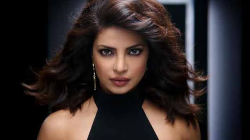 प्रियांका चोप्रा: मिस वर्ल्डचा किताब जिंकलेली प्रियांका चोप्रा २००४ मध्ये आलेल्या 'ऐतराज' चित्रपटात 'सोनिया रॉय' या महत्त्वाकांक्षी आणि खतरनाक व्हिलनच्या भूमिकेत दिसली. तिच्या करिअरमधील हा एक मोठा टर्निंग पॉइंट ठरला. या भूमिकेमुळे ती बोल्ड आणि कॉम्प्लेक्स भूमिका साकारण्यास सक्षम आहे हे सिद्ध झाले.