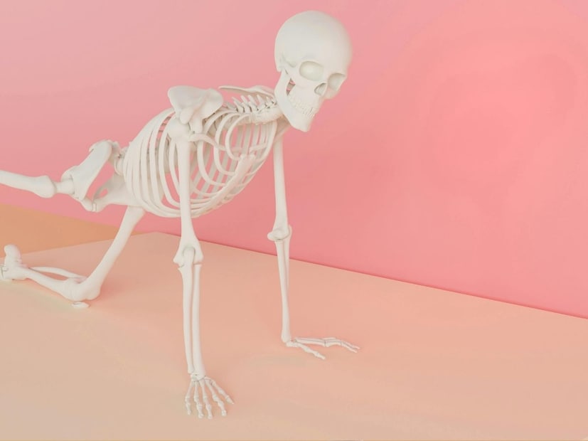 मोठी झाल्यावर हाडांचे 'फ्यूजन' (Fusion)बाळ जसजसे मोठे होते, तसतसे हाडांची संख्या कमी होऊ लागते. मात्र, ती 'विरघळत' नाहीत, तर ती एका नैसर्गिक प्रक्रियेतून जातात, ज्याला हाडांचे एकत्रीकरण किंवा फ्यूजन (Fusion) असे म्हणतात.
