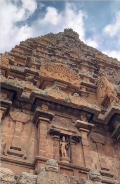 मंदिराच्या मुख्य सभागृहात काही खास खांब बांधलेले आहेत, ज्यावर हात मारला की वेगवेगळ्या संगीताच्या स्वरांची निर्मिती करतात. हे मंदिर केवळ एक ऐतिहासिक स्मारकच नाही तर एक जिवंत प्रार्थनास्थळ देखील आहे. इथं वर्षभर धार्मिक विधी आणि उत्सव साजरे केले जातात, जे त्याचे पौराणिक आणि सांस्कृतिक महत्त्व जपतात.