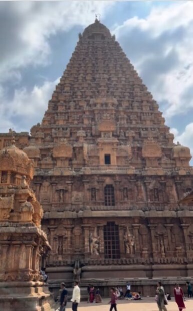 मंदिराच्या प्रवेशद्वारावर भगवान शिवाचं वाहन नंदीची एक विशाल मूर्ती, जी एकाच दगडात कोरलेली आहे. ती अंदाजे 3 फूट लांब आणि 9 फूट उंच आहे. मंदिरातील कोरीवकाम, शिल्पे आणि कलाकृती हे भारतातील सर्वोत्तम ऐतिहासिक स्थळांपैकी एक बनवतात.