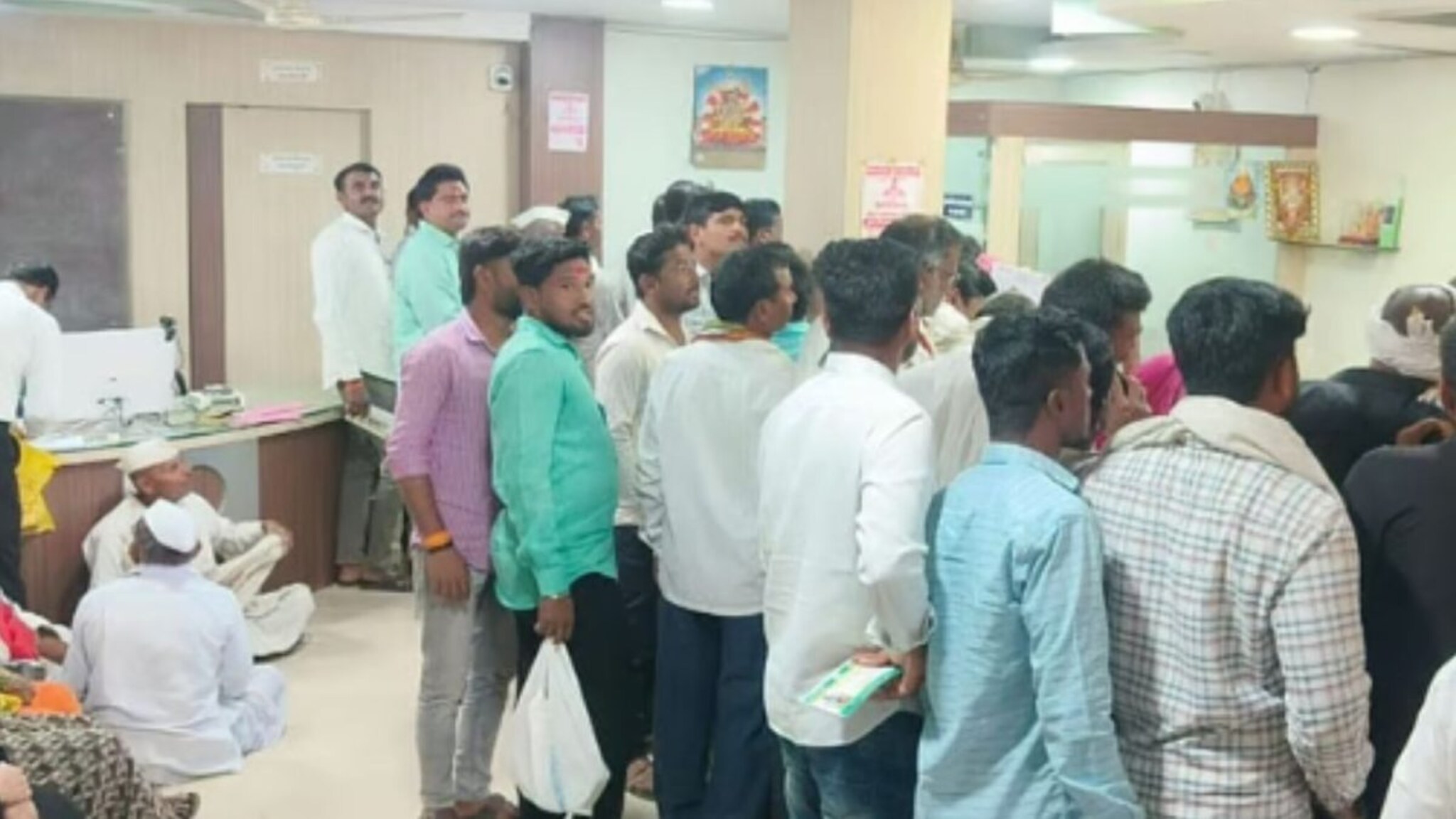 Buldhana Urban Bank खरंच बंद होणार का?  खातेदारांची तुफान गर्दी, सरत्या वर्षाच्य