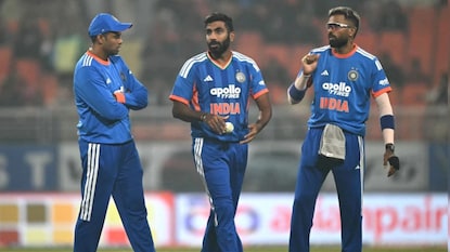 टीमला सोडून बुमराह घरी का गेला? टॉस होताच कॅप्टन सूर्याने सांगितलं खरं कारण! टीमला सोडून बुमराह घरी का गेला? टॉस होताच कॅप्टन सूर्याने सांगितलं खरं कारण!