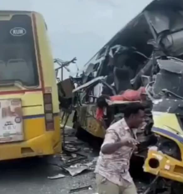 IANS ने दिलेल्या वृत्तानुसार, धडकेचा आघात इतका जबरदस्त होता की, अनेक प्रवाशांचा जागीच मृत्यू झाला. बसच्या पत्र्याच्या ढिगाऱ्यात अनेक लोक अडकले होते. प्रत्यक्षदर्शींनी वर्णन केल्यानुसार, अपघातानंतर लगेचच प्रवाशांचे आक्रोश, मदतीसाठी ओरडणे आणि रस्त्यावर तुटलेल्या काचांचा खच पडलेला होता. स्थानिकांनी लगेच घटनास्थळी धाव घेऊन पोलीस आणि बचाव पथकाला जखमींना बाहेर काढण्यासाठी मदत केली. रात्री उशिरापर्यंत बचावकार्य सुरू होते.