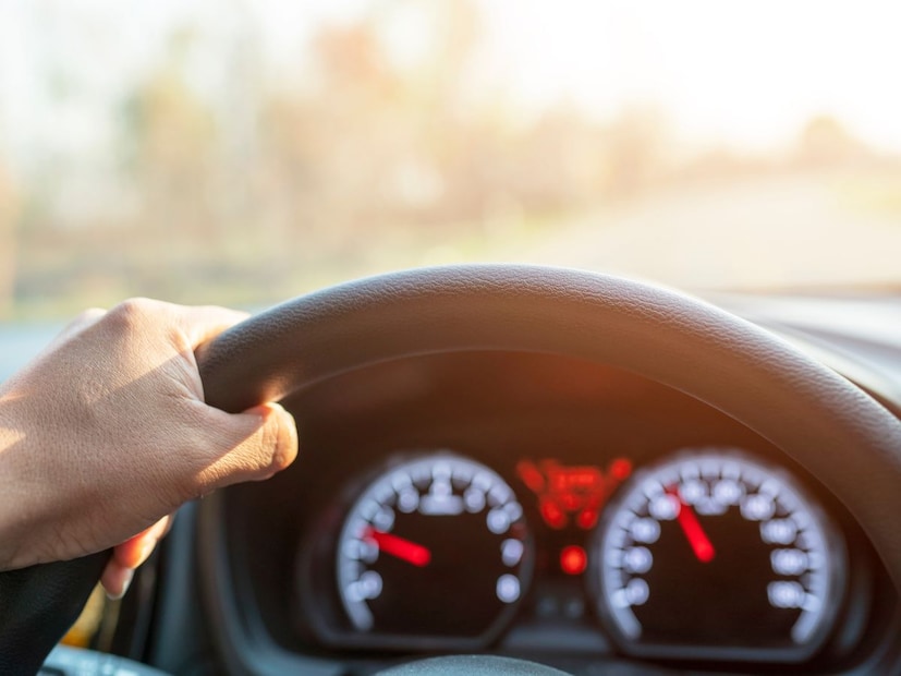 7. अनावश्यक वजन कमी करा:कारमध्ये अनावश्यक सामान ठेवणे टाळा. गरजेपुरतेच सामान कारमध्ये ठेवा. गाडीचे वजन वाढल्यामुळे इंजिनला जास्त ताकद लावावी लागते, ज्यामुळे मायलेजवर थेट परिणाम होतो.