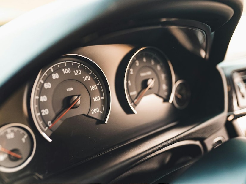 2. टायरचा दाब (Pressure) योग्य ठेवा:टायरचा दाब (Tyre Pressure) नेहमी निर्मात्याने सांगितलेल्या मर्यादेत ठेवा. टायरमधील कमी दाबामुळे गाडीचा 'रोलिंग रेझिस्टन्स' (Rolling Resistance) वाढतो, ज्यामुळे इंजिनला जास्त ताकद लावावी लागते आणि मायलेज कमी होतो. योग्य दाबामुळे इंधन वाचते.