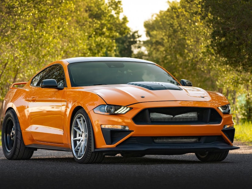 1. स्मूथ एक्सीलरेशन आणि ब्रेकिंगगाडी हळूहळू एक्सीलरेट (Accelerate) करा. अनावश्यक हॉर्न वाजवण्याऐवजी हळू ब्रेक (Brake) लावा आणि अचानक ब्रेक लावणे टाळा. अचानक एक्सीलरेशन आणि जोरदार ब्रेकिंगमुळे इंधनाचा वापर वाढतो. स्मूथ ड्रायव्हिंगमुळे इंधनाची खपत कमी होते.