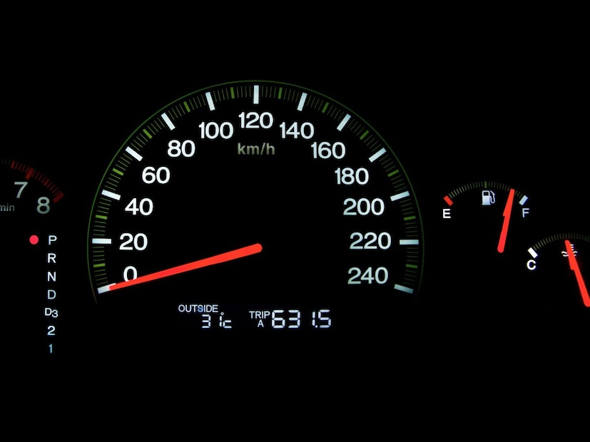 5. योग्य आरपीएम (RPM) राखा:इंजिनला नेहमी योग्य आरपीएम  वर चालवण्याचा प्रयत्न करा. जास्त आरपीएमवर गाडी चालवल्यास इंधन जास्त वापरले जाते. त्यामुळे कमी आरपीएमवर गाडी चालवल्यास मायलेज वाढतो.
