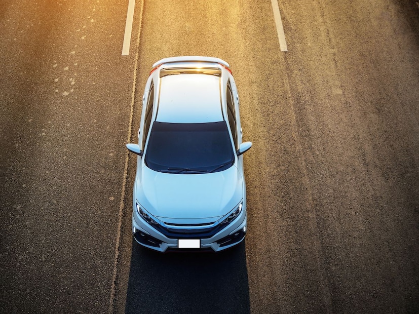 3. क्रूझ कंट्रोलचा वापर करा:जर तुमच्या गाडीत क्रूझ कंट्रोल (Cruise Control) फीचर असेल, तर हायवेवर (Highway) त्याचा वापर करा. क्रूझ कंट्रोल गाडीचा वेग स्थिर ठेवतो. वेगामध्ये वारंवार बदल न झाल्यामुळे इंधनाचा वापर कमी होतो.3. क्रूझ कंट्रोलचा वापर करा:
जर तुमच्या गाडीत क्रूझ कंट्रोल (Cruise Control) फीचर असेल, तर हायवेवर (Highway) त्याचा वापर करा. क्रूझ कंट्रोल गाडीचा वेग स्थिर ठेवतो. वेगामध्ये वारंवार बदल न झाल्यामुळे इंधनाचा वापर कमी होतो.