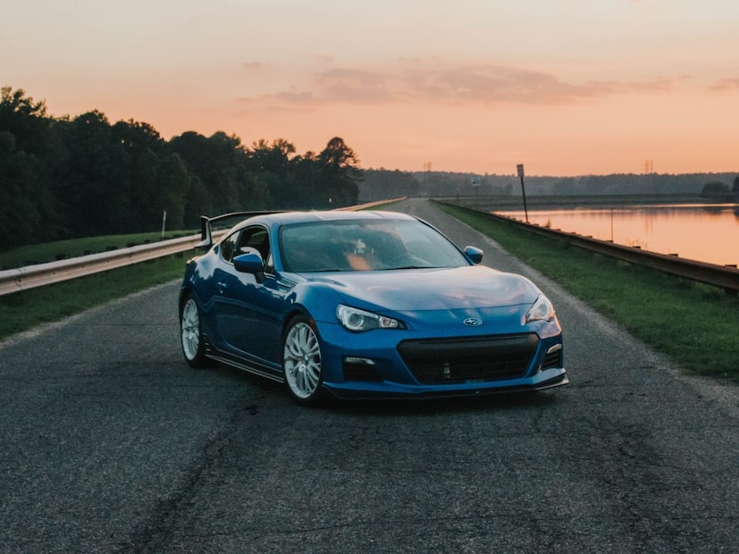 4. एअर कंडिशनिंग (AC) कमी वापरा:एअर कंडिशनिंगचा वापर शक्यतो कमी करा. सामान्य तापमानात खिडक्या उघड्या ठेवून प्रवास करा. एसीमुळे इंजिनवर अतिरिक्त ताण (Load) पडतो, ज्यामुळे इंधनाची खपत वाढते.