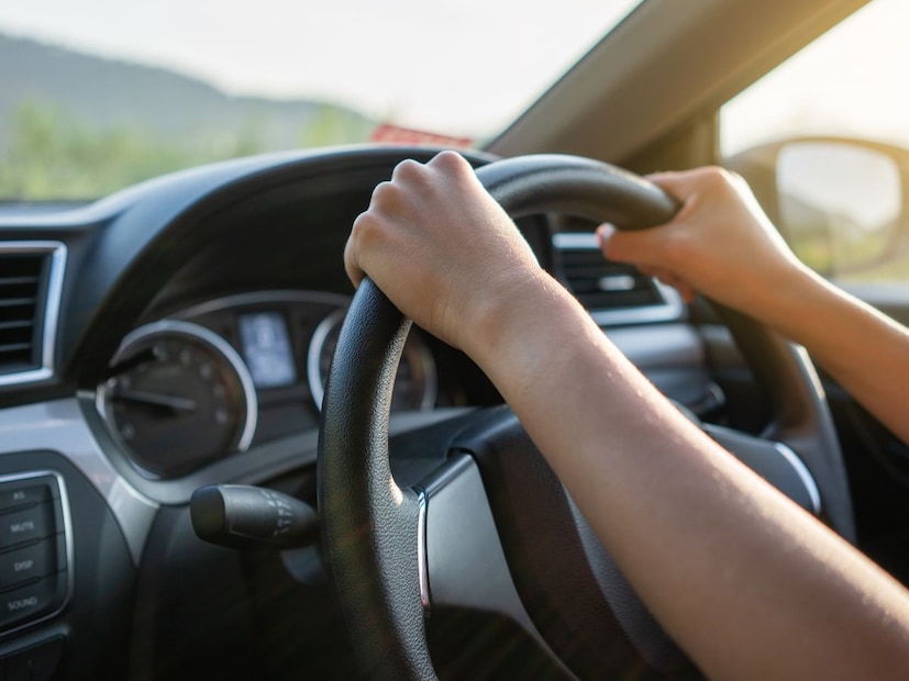 पण, तुम्हाला माहीत आहे का की, गाडीत कोणताही मोठा बदल न करता, फक्त तुमच्या सवयी आणि देखभालीमध्ये थोडे बदल करून तुम्ही तुमच्या कारचा मायलेज 20 ते 30 टक्क्यांपर्यंत वाढवू शकता? होय, हे शक्य आहे. आम्ही तुम्हाला अशा 8 प्रभावी ट्रिक्स (Tricks) सांगणार आहोत, ज्या तुमचा मायलेज सुधारतील आणि दर महिन्याला तुमचे हजारो रुपये वाचवतील.