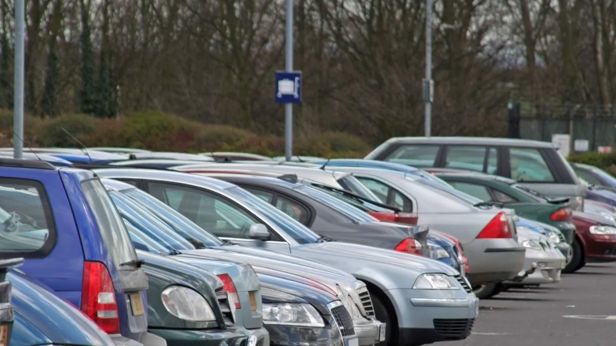 Car mileage : 20 ते 30 टक्के वाढेल कारचं मायलेज, गाडी चालवताना 'या' ट्रिक्स लक्षात ठेवा