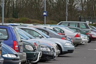 20 ते 30 टक्के वाढेल कारचं मायलेज, गाडी चालवताना 'या' ट्रिक्स लक्षात ठेवा