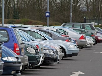 20 ते 30 टक्के वाढेल कारचं मायलेज, गाडी चालवताना 'या' ट्रिक्स लक्षात ठेवा