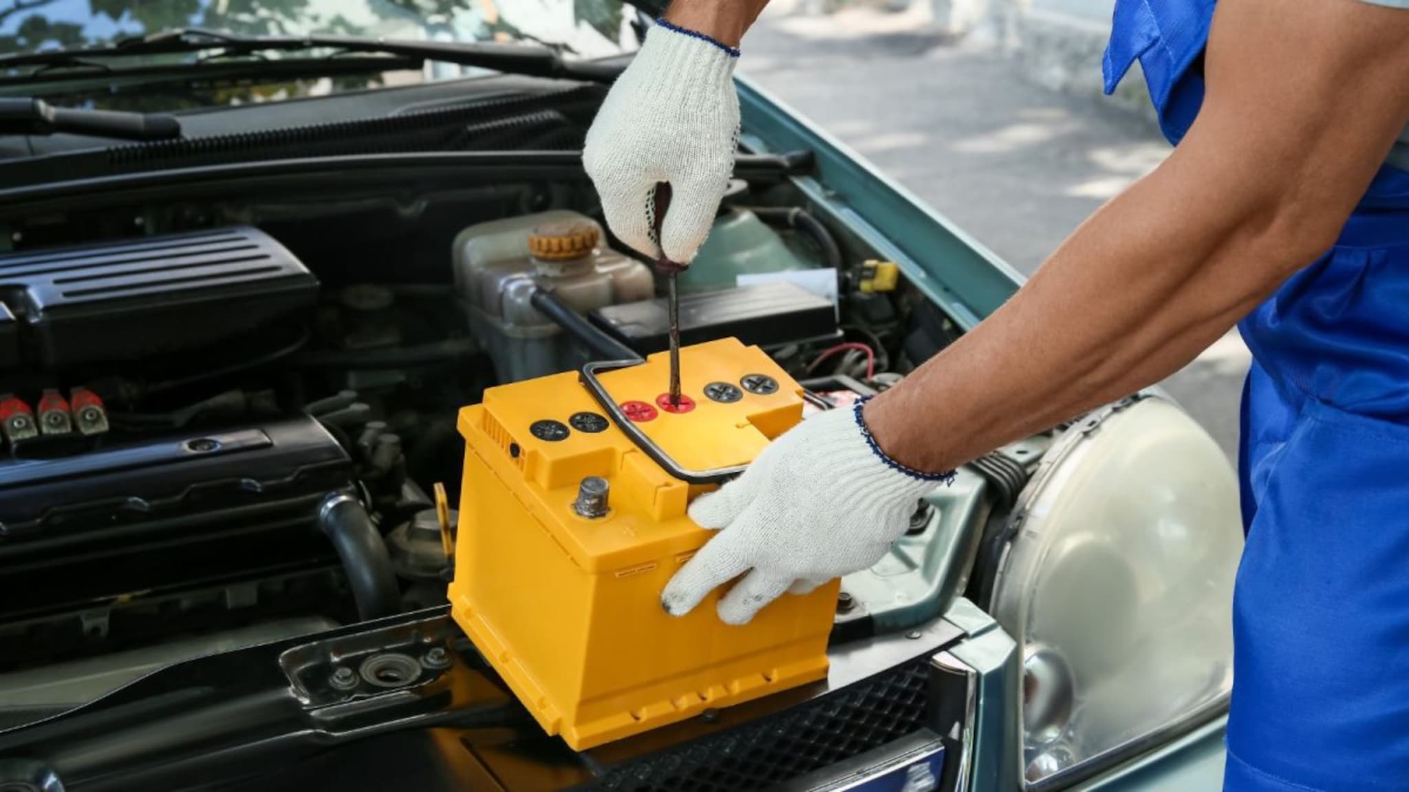 Car : तुमच्या 'या' 5 चुकांमुळे लवकर खराब होते कारची बॅटरी, ज्यामुळे वाढतं गाडीचं मेन्टेनन्स