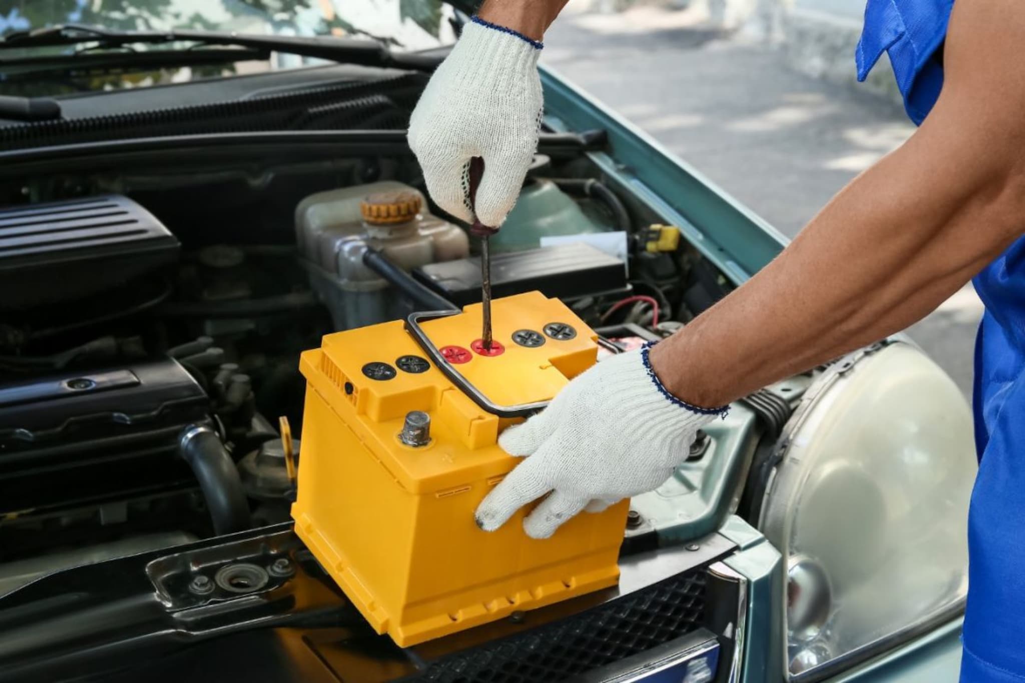 'या' 5 चुकांमुळे लवकर खराब होते कारची बॅटरी, ज्यामुळे वाढतं गाडीचं मेन्टेनन्स