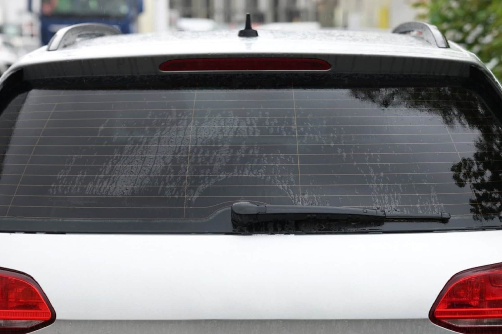 कारच्या काचेवर अशा लाइन्स का असतात? 50% लोकांना माहितीच नाही याचा फायदा कारच्या काचेवर अशा लाइन्स का असतात? 50% लोकांना माहितीच नाही याचा फायदा