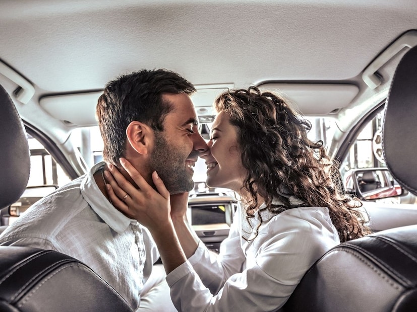 1. सार्वजनिक ठिकाणी 'इंटीमेसी' आणि कायद्याचे उल्लंघनसार्वजनिक ठिकाणी (Public Places) कोणत्याही प्रकारची Intimacy तुम्हाला थेट कायदेशीर अडचणीत आणू शकते.
कलम 294 (IPC Section 294): भारतीय दंड संहितेनुसार, सार्वजनिक ठिकाणी 'अश्लील कृत्य' (Obscene Act) करणे, जसे की इतरांना त्रासदायक ठरणारे किसिंग (Kissing) किंवा हगिंग (Hugging), हा गुन्हा आहे. या कृत्यासाठी तीन महिन्यांपर्यंत तुरुंगवास, दंड किंवा दोन्ही शिक्षा होऊ शकते.