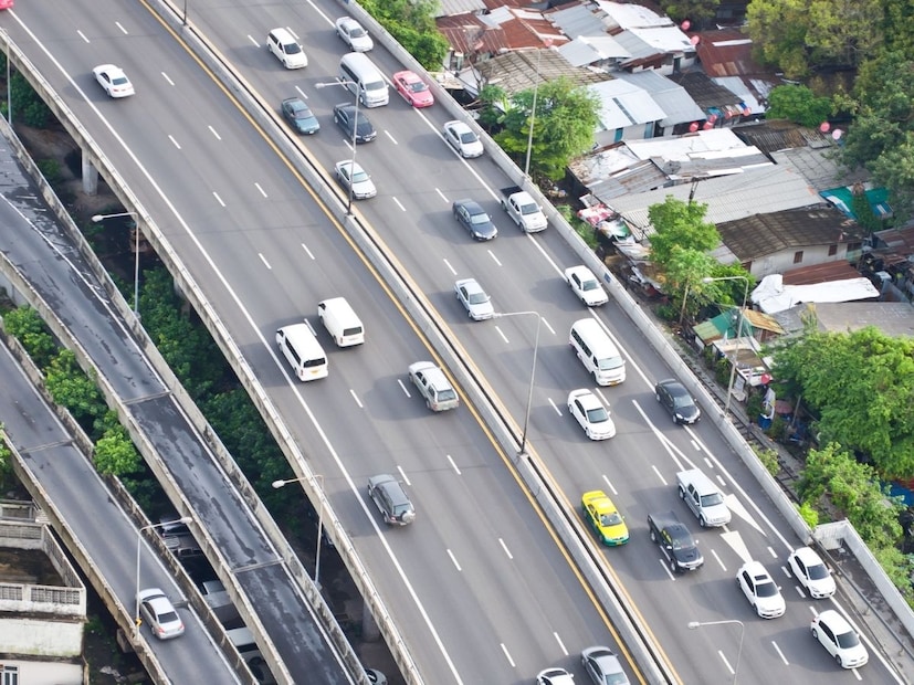 2. कॅमेऱ्यांच्या 'निगराणीकडे' दुर्लक्ष करणेपूर्वांचल एक्सप्रेस वे सारख्या आधुनिक आणि मोठ्या प्रकल्पांवर सुरक्षेसाठी हाय-टेक कॅमेरे लावलेले असतात. कपलकडून झालेली दुसरी मोठी चूक म्हणजे त्यांनी या कॅमेऱ्यांच्या उपस्थितीकडे पूर्णपणे दुर्लक्ष केले.
अँटी ट्रॅफिक मॅनेजमेंट सिस्टीम (ATMS) अंतर्गत बसवलेल्या या कॅमेऱ्यांचा उद्देश अपघात (Accidents) आणि वाहतूक नियमांचे उल्लंघन रेकॉर्ड करणे हा असतो.
