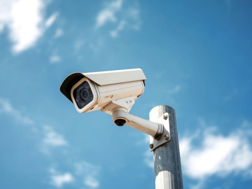 भारतीय कायदा आणि सामाजिक व्यवस्था सार्वजनिक ठिकाणी एक मर्यादा आणि शिष्टाचार पाळण्यावर जोर देते. तुमचा व्यवहार जर एखाद्या पोलीस अधिकारी, शेजारी किंवा वाटसरूला 'अश्लील' किंवा 'गैरसोयीचा' वाटला, तर ते तुमच्याविरुद्ध तक्रार दाखल करू शकतात आणि त्यानंतर कायदेशीर कारवाई होऊ शकते.