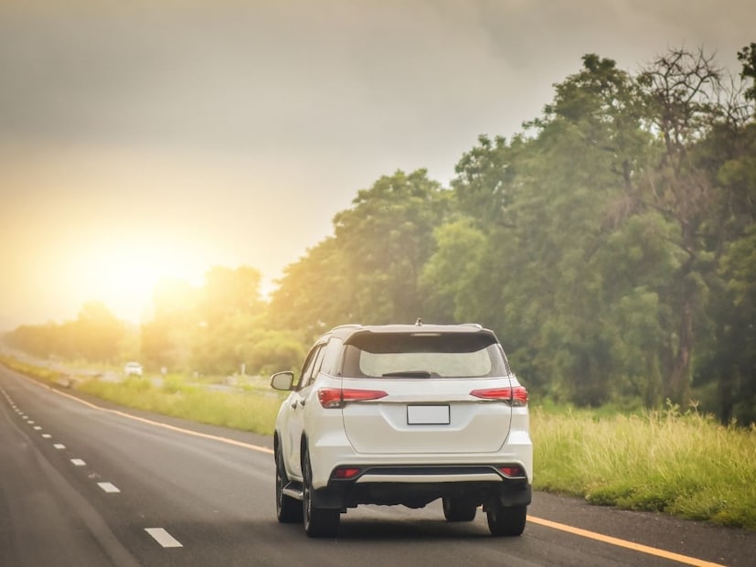 आपल्या दैनंदिन धावपळीतून वेळ काढून मित्रांसोबत किंवा जोडीदारासोबत लांबचा प्रवास करणे, ही आजकालच्या तरुणाईची आवड आहे. विशेषतः जेव्हा प्रवासासाठी चकचकीत एक्सप्रेस वे (Expressway) उपलब्ध होतात, तेव्हा प्रवास अधिक आनंददायी होतो. आपल्या दैनंदिन धावपळीतून वेळ काढून मित्रांसोबत किंवा जोडीदारासोबत लांबचा प्रवास करणे, ही आजकालच्या तरुणाईची आवड आहे. विशेषतः जेव्हा प्रवासासाठी चकचकीत एक्सप्रेस वे (Expressway) उपलब्ध होतात, तेव्हा प्रवास अधिक आनंददायी होतो.