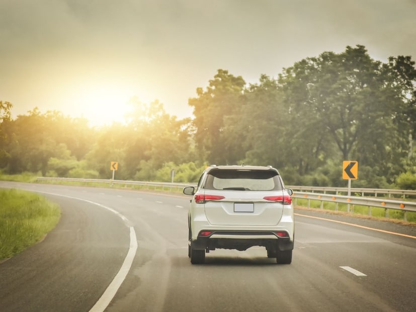 त्याने एक्सप्रेस वे वर थांबून रोमान्स करणारे किंवा इंटिमेट होणारे कपलचे खासगी व्हिडिओ बेकायदेशीररित्या सिस्टीममधून काढले. एवढेच नाही, तर या व्हिडिओद्वारे तो संबंधित कपलकडून अवैध पैशांची मागणी (Extortion) करू लागला.  पैसे दिल्यानंतरही त्याने हे खासगी व्हिडिओ सोशल मीडियावर व्हायरल  केले.