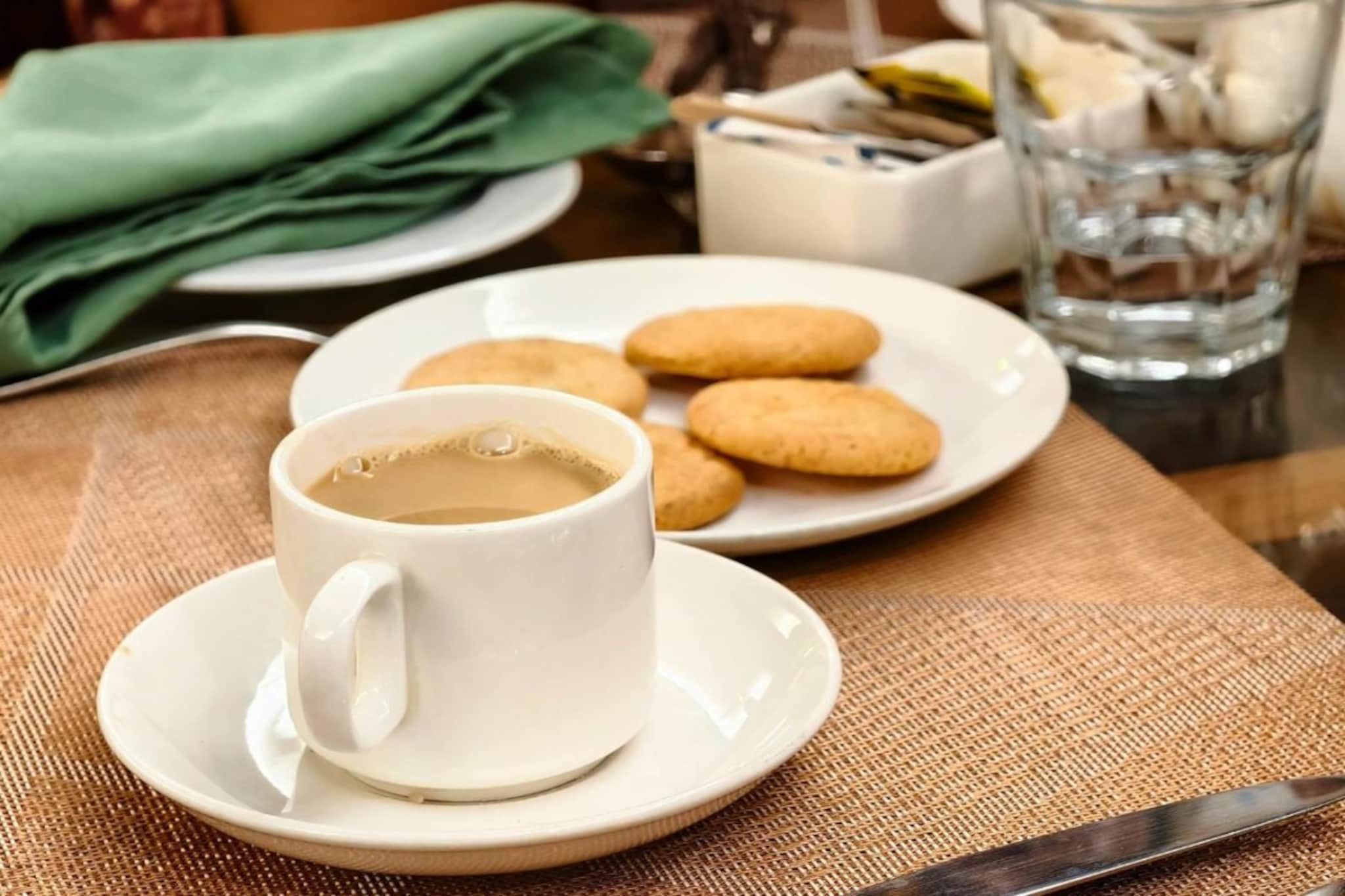 सकाळचा चहा आणि बिस्किट म्हणजे स्लो पॉयझन? तुमची आवडती सवय शरीराला पोखरतेय?