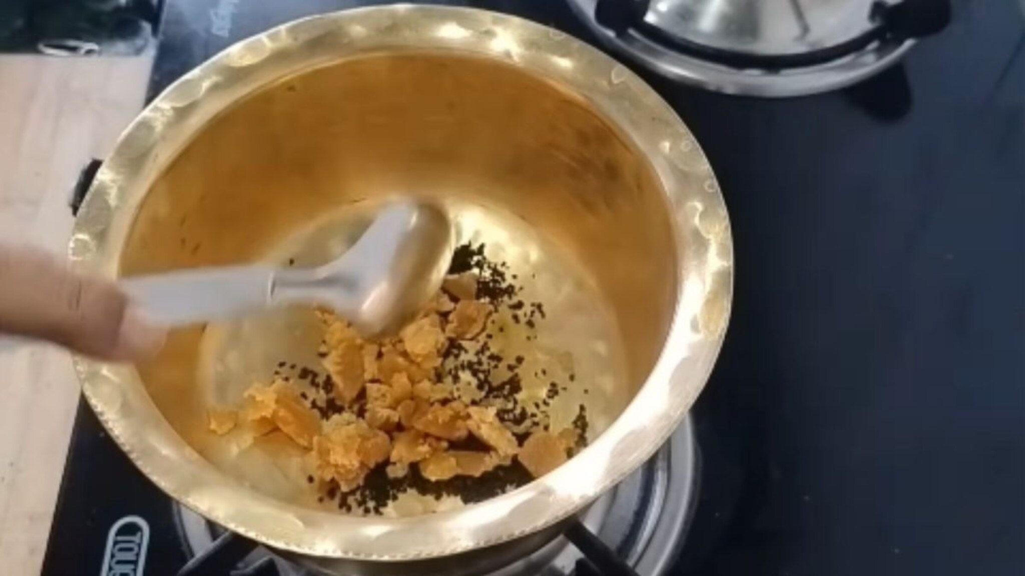 Chai Recipe : सोशल मीडियावर Viral झाला भाजलेला चहा; याचे फायदे आणि बनवण्याची पद्धत एकदा Video मध्ये पाहाच