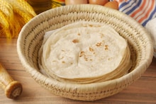 Chapati : चपाती मऊ राहण्यासाठी काय करावं? गृहिणी सगळी मेहनत करुन पाहातात, फक्त याच गोष्टी करत नाहीत, म्हणून फसतो बेत