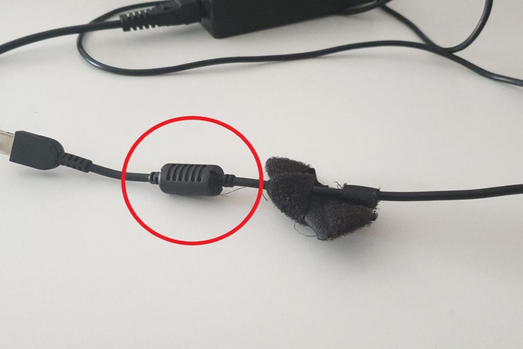 जुन्या चार्जर्समध्ये असा 'बम्प' का असायचा? आता गायब का झाला? वाचून व्हाल चकीत