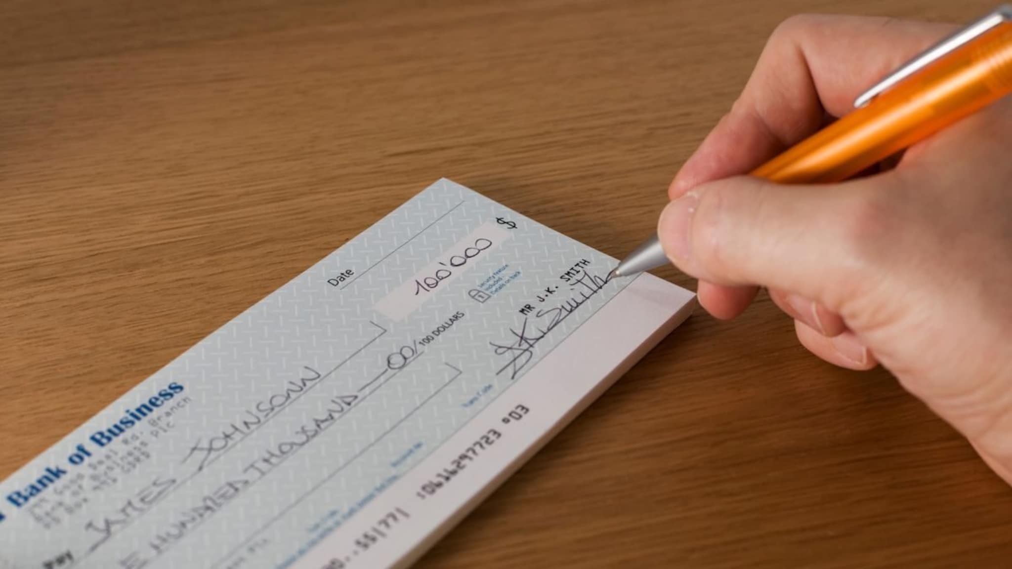 बँकेच्या अधिकाऱ्यामुळे वाचले 111 कोटी, PWD च्या खात्यातून फसवणुकीचा डाव, चेकवर लिहिलेल्या एका शब्दाने फुटलं भांडं