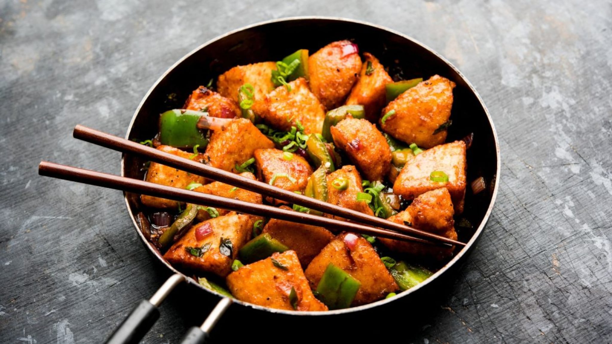 Idli : चटपटीत चिली इडलीची रेसिपी, चायनीजचं परफेक्ट फ्युजन, एकदा खाल्लं तर मुलं मागतील पुन्हा-पुन्हा