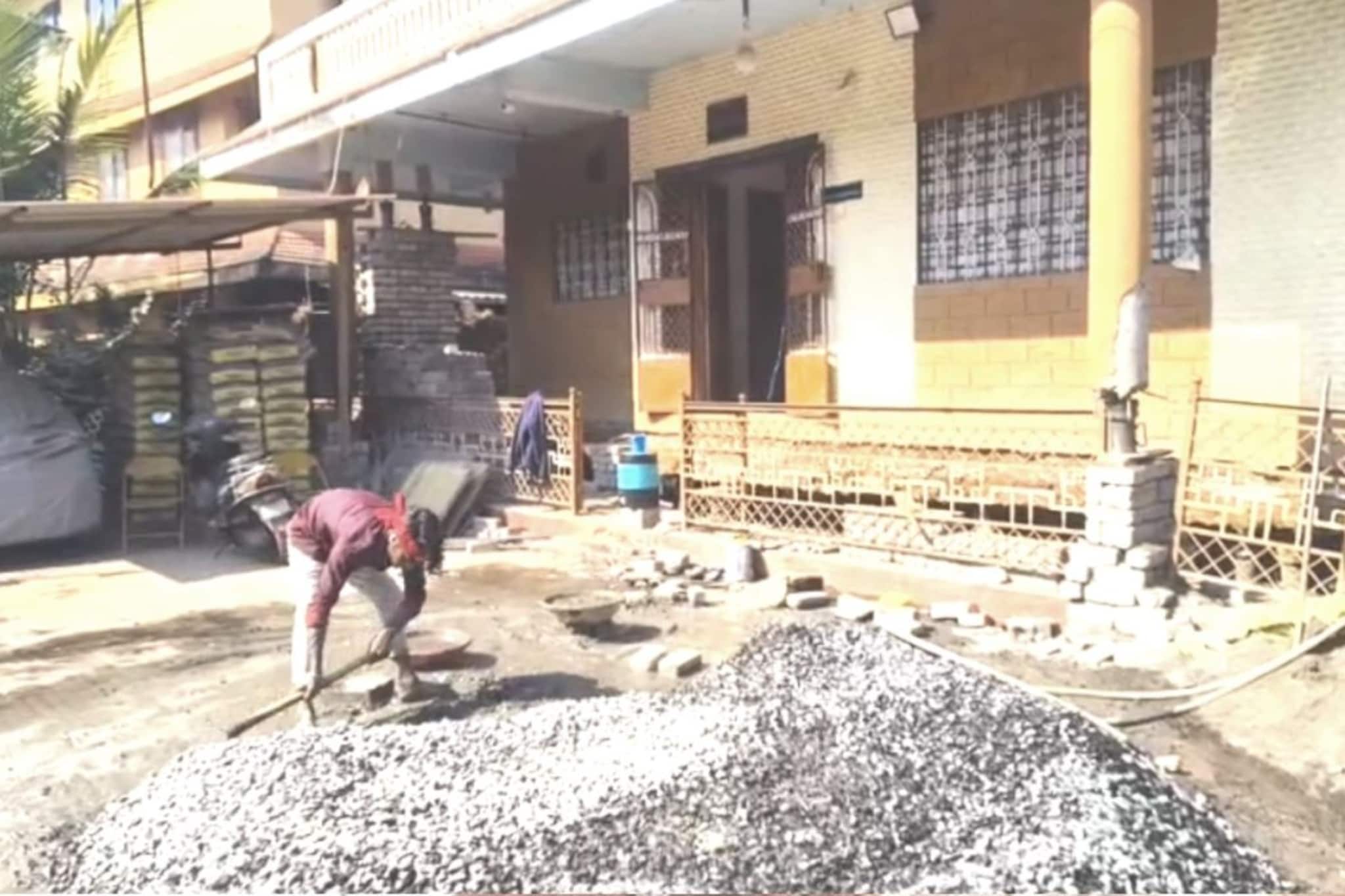 1350 Sqft चा बंगला, 6.5 फूट जागेवरच उचलला,एक वीटही तोडली नाही! चिपळूणमधला प्रयोग