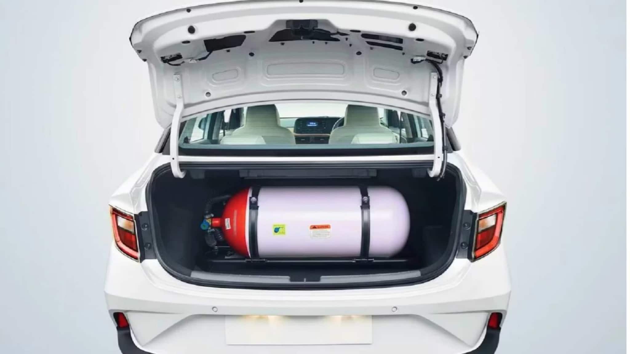 CNG कार चांगलं मायलेज देत नाहीये? आजपासून बदला या 5 सवयी, होईल फायदा