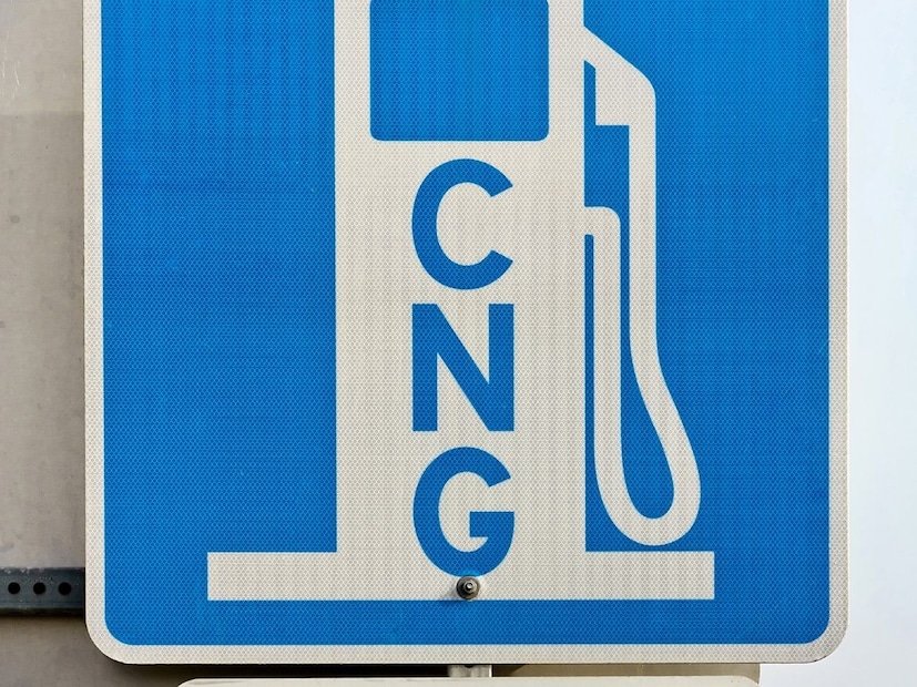 सोनं चांदी अवाक्याबाहेर गेलं आहे. दुसरीकडे महागाई वाढत असताना नव्या वर्षाची पहाट सर्वसामान्य लोकांना दिलासा घेऊन येणार आहे. कोट्यवधी मध्यमवर्गीय कुटुंबांसाठी आनंदाची बातमी घेऊन येणार आहे. घरगुती गॅस (PNG) आणि वाहनांसाठी लागणारे सीएनजी (CNG) यांच्या किंमती कमी होणार असल्याची माहिती मिळाली आहे. CNG चे दर सतत बदलत असतात. मात्र PNG च्या दरात याआधी 2 रुपयांची वाढ करण्यात आली होती. सोनं चांदी अवाक्याबाहेर गेलं आहे. दुसरीकडे महागाई वाढत असताना नव्या वर्षाची पहाट सर्वसामान्य लोकांना दिलासा घेऊन येणार आहे. कोट्यवधी मध्यमवर्गीय कुटुंबांसाठी आनंदाची बातमी घेऊन येणार आहे. घरगुती गॅस (PNG) आणि वाहनांसाठी लागणारे सीएनजी (CNG) यांच्या किंमती कमी होणार असल्याची माहिती मिळाली आहे. CNG चे दर सतत बदलत असतात. मात्र PNG च्या दरात याआधी 2 रुपयांची वाढ करण्यात आली होती.