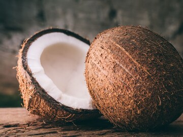 ओलं खोबऱ्याने शुगर वाढते का? मधुमेही रुग्णांच्या मनातील प्रश्नाचं उत्तर मिळालं