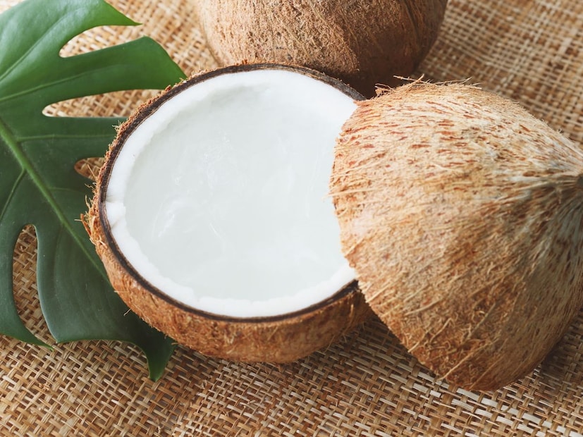 आजच्या आधुनिक काळात, अनेक भागांमध्ये महिलांना नारळ फोडण्यावर कोणताही आडकाठी राहिलेली नाही. स्त्री-पुरुष समानतेच्या दृष्टिकोनातून, आता अनेक ठिकाणी महिला मोठ्या आत्मविश्वासाने आणि भक्तीभावाने पूजा-विधीमध्ये नारळ फोडताना दिसतात. मात्र, आजही अनेक पारंपरिक मंदिरांमध्ये आणि कुटुंबांमध्ये जुनी रूढी पाळली जाते.